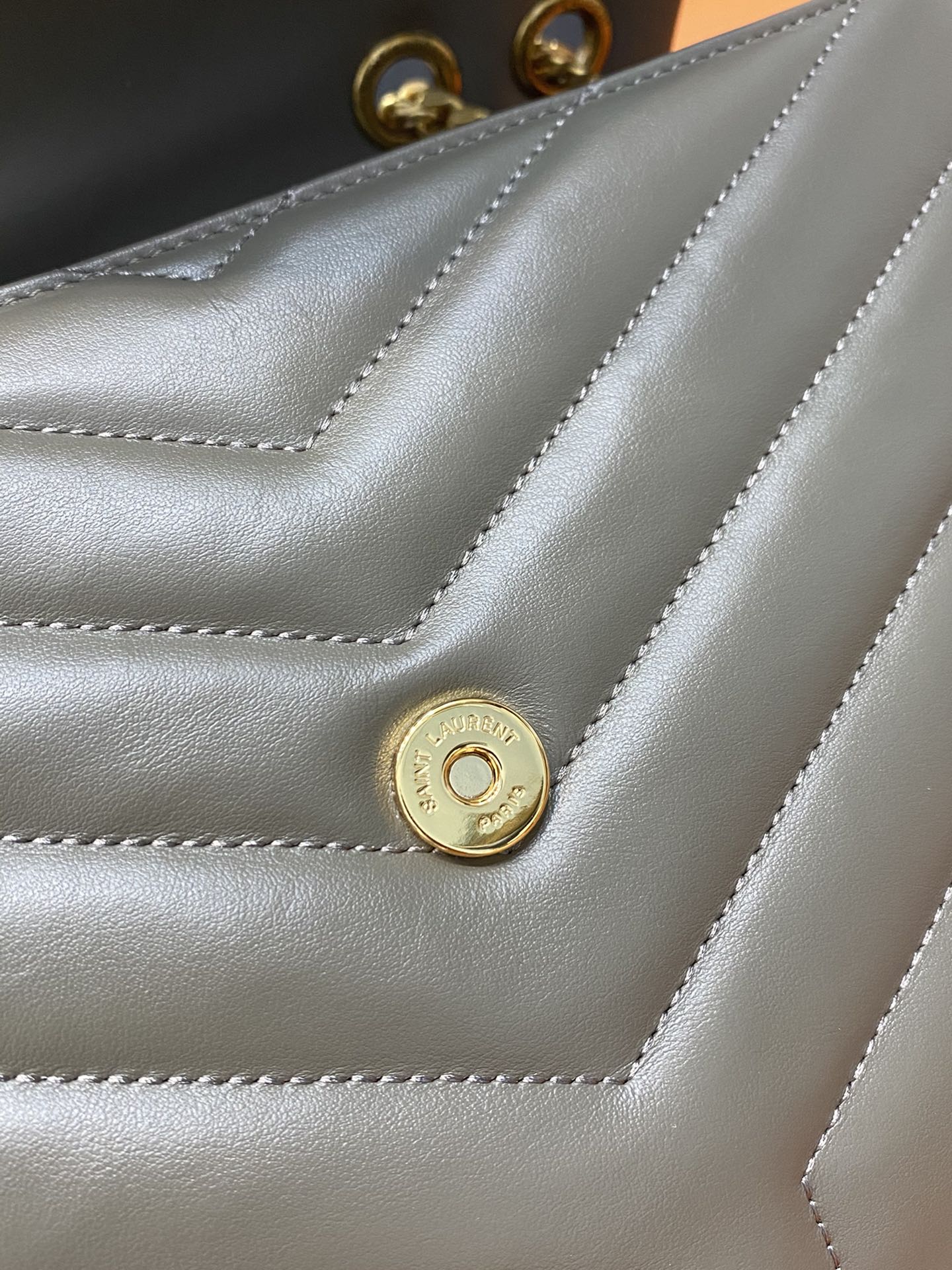 超A貨YSL聖羅蘭包包 loulou中型絎縫皮革手袋 鏈條包Y形挎包 深灰色金