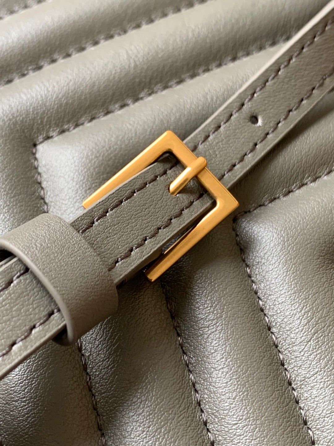 超A貨YSL聖羅蘭包包 lou絎縫皮革相機袋 Saint Laurent Monogram肩背袋 深灰