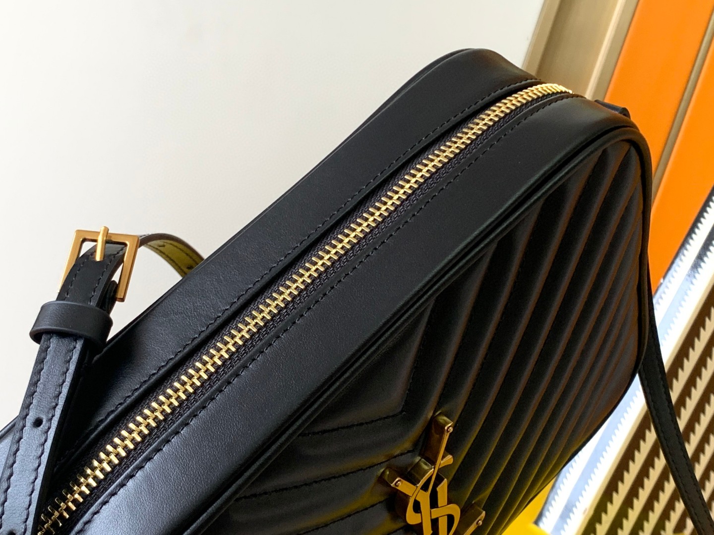 超A貨YSL聖羅蘭包包 lou絎縫皮革相機袋 Saint Laurent Monogram肩背袋 黑色金扣