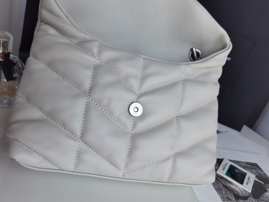 高仿YSL聖羅蘭包包 LOULOU PUFFER 迷你絎縫小羊皮包 小型絎縫皮革手袋 白色銀扣