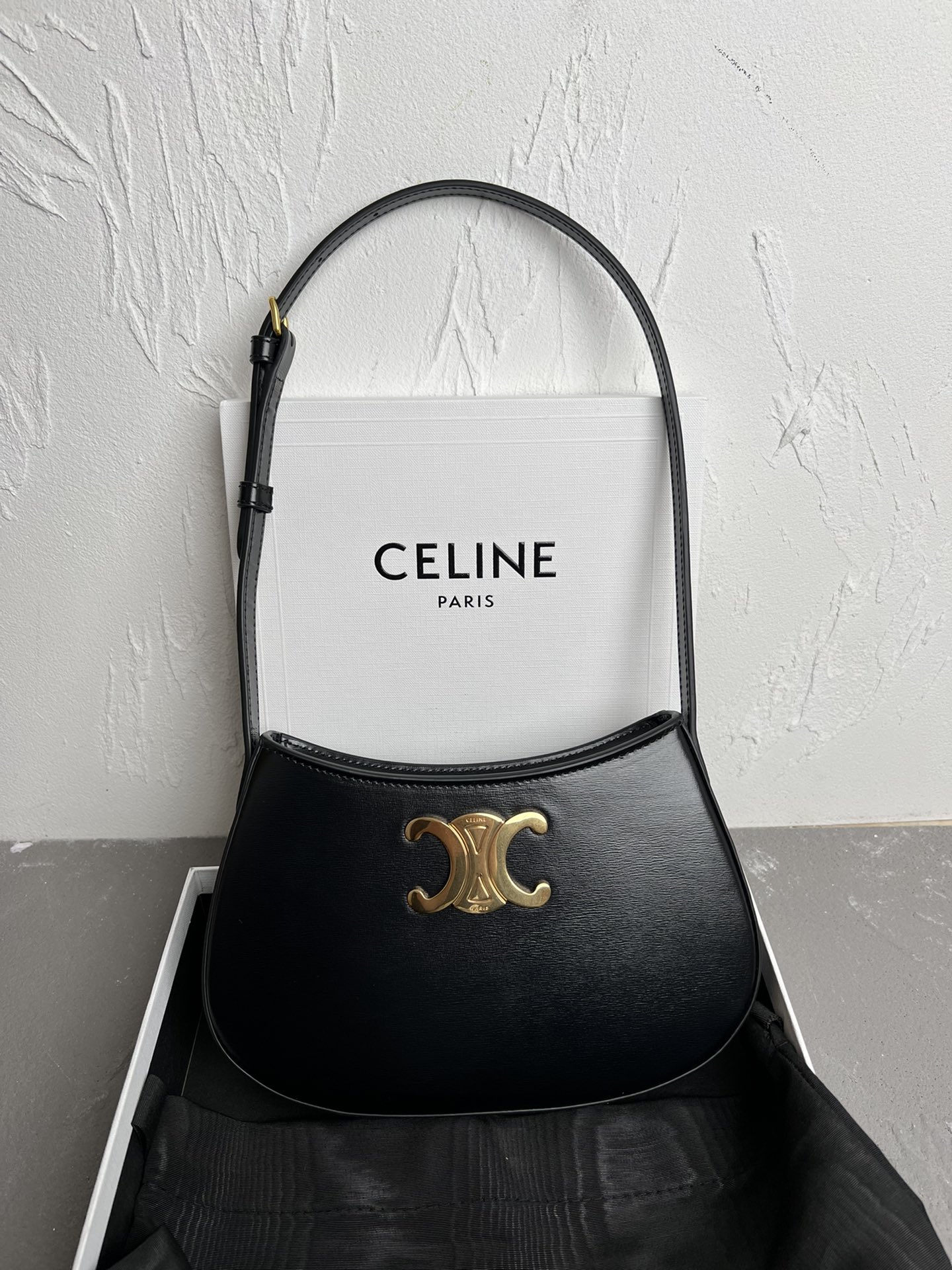 Celine賽琳高仿復刻原單包包 CELINE 2024 TILLY中號亮澤牛皮革手袋 黑色