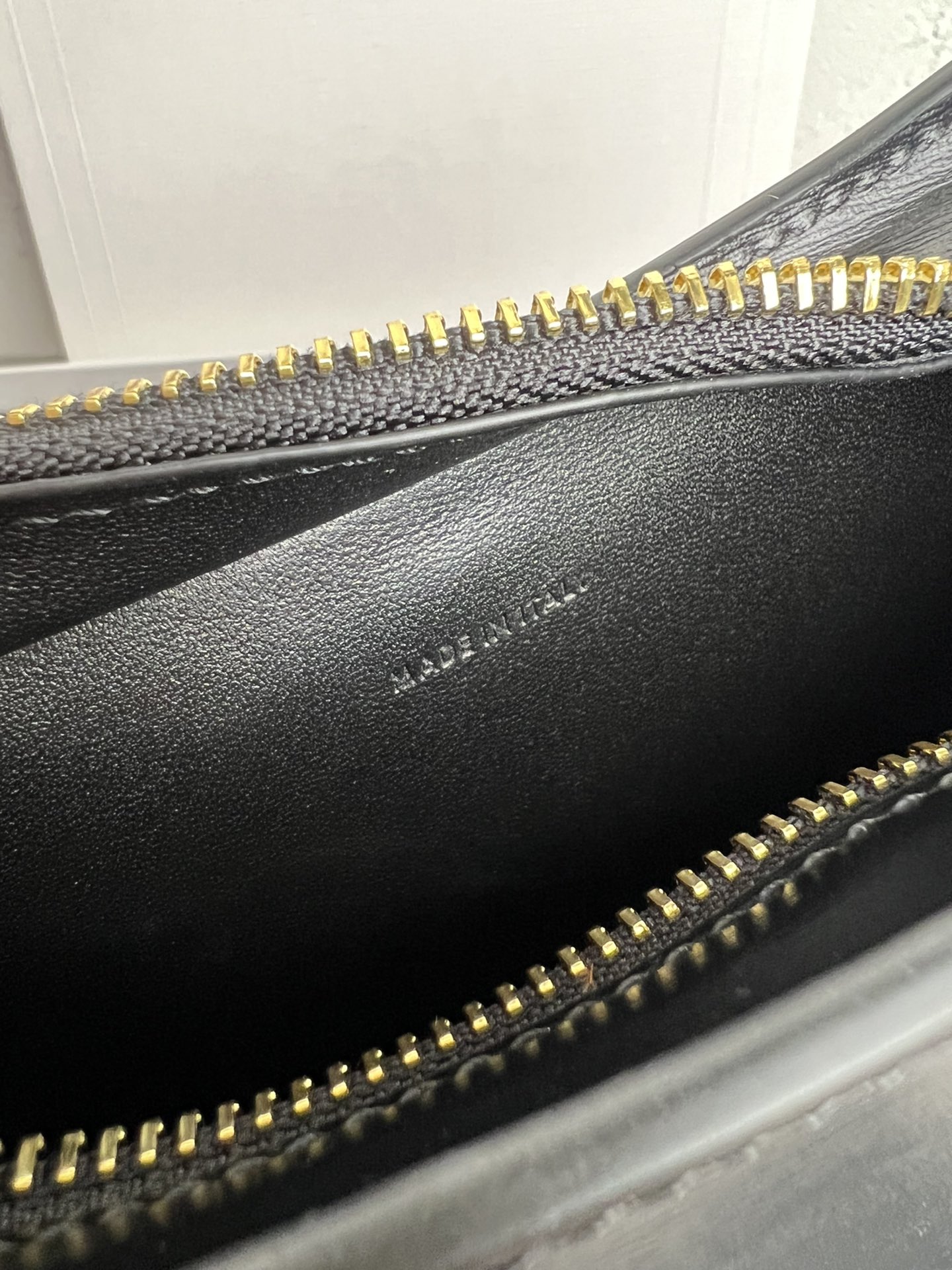 Celine賽琳高仿復刻原單包包 CELINE 2024 TILLY中號亮澤牛皮革手袋 黑色