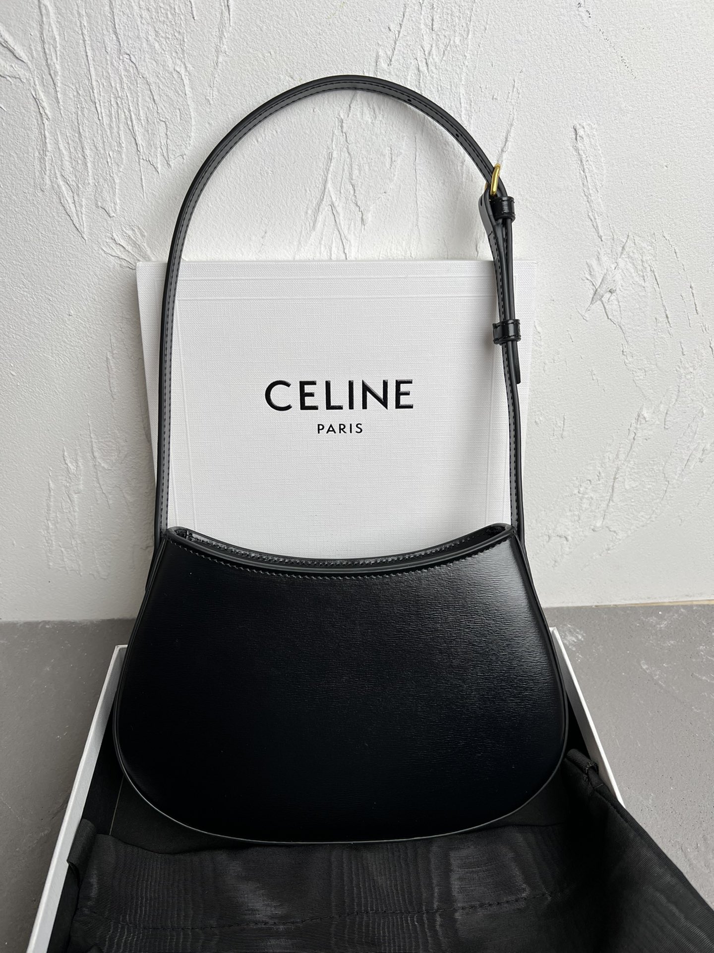 Celine賽琳高仿復刻原單包包 CELINE 2024 TILLY中號亮澤牛皮革手袋 黑色