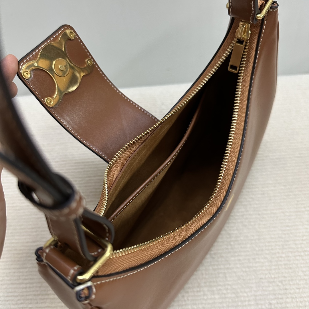 Celine賽琳一比一復刻包包 光滑牛皮革中型AVA TRIOMPHE手袋腋下單肩包 棕色