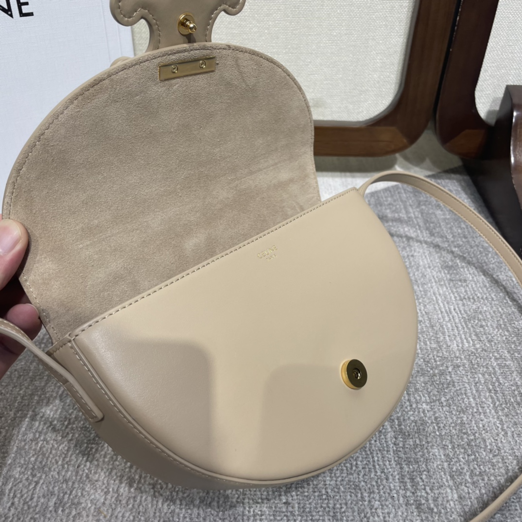原單高仿Celine賽琳 Basace凯旋门 光滑小牛皮Besace Cuir Triomphe手袋 斜揹包 卡其