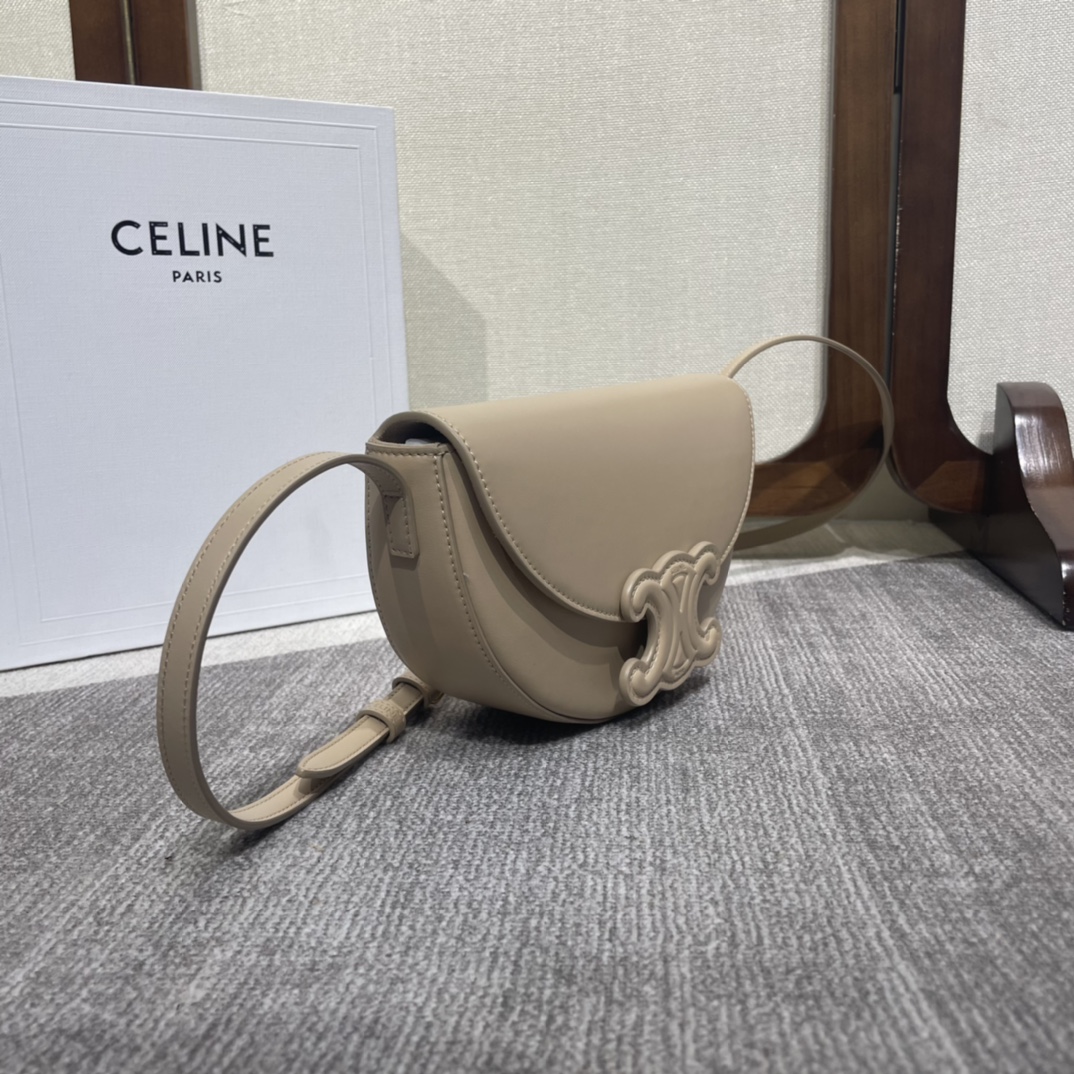 原單高仿Celine賽琳 Basace凯旋门 光滑小牛皮Besace Cuir Triomphe手袋 斜揹包 卡其