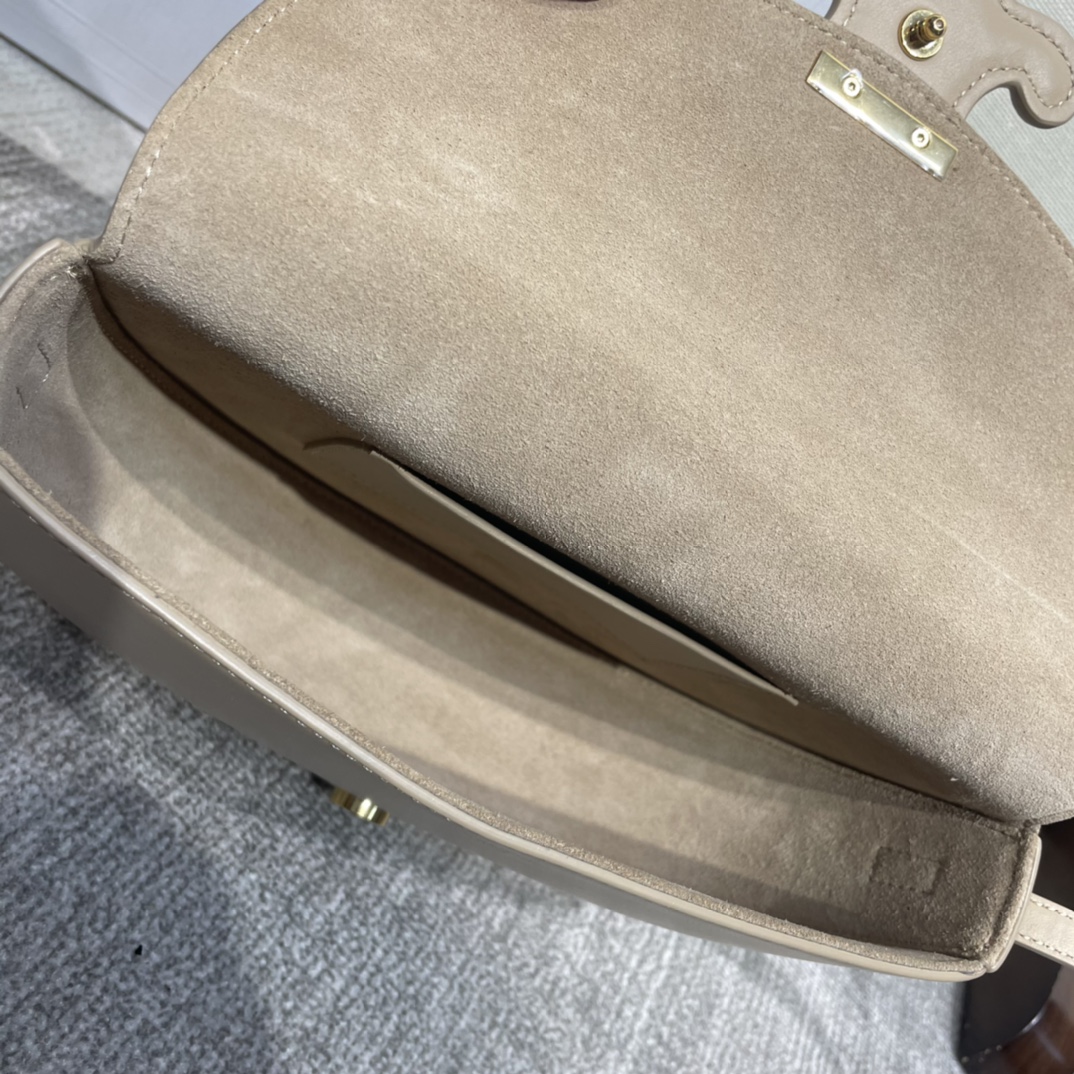 原單高仿Celine賽琳 Basace凯旋门 光滑小牛皮Besace Cuir Triomphe手袋 斜揹包 卡其