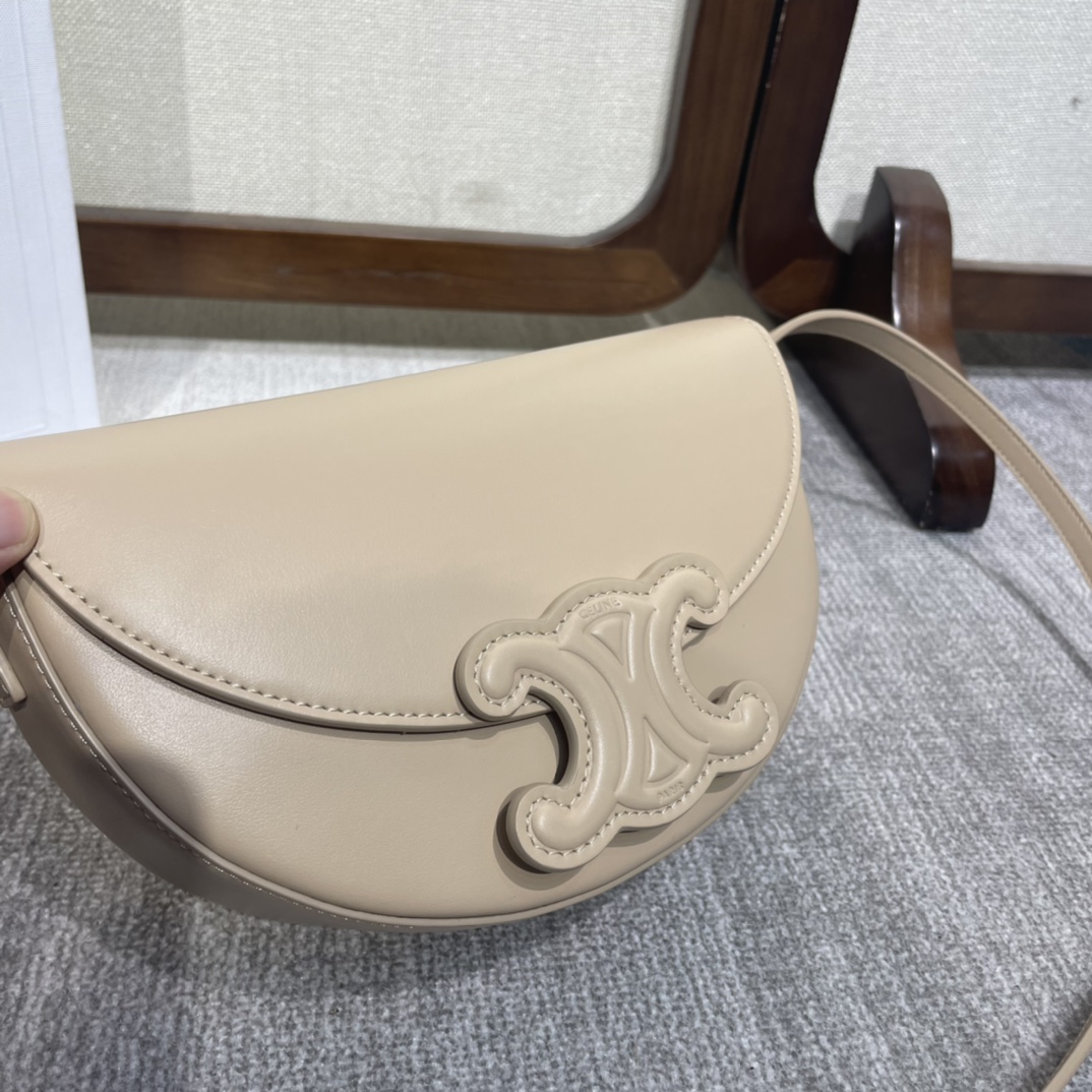 原單高仿Celine賽琳 Basace凯旋门 光滑小牛皮Besace Cuir Triomphe手袋 斜揹包 卡其