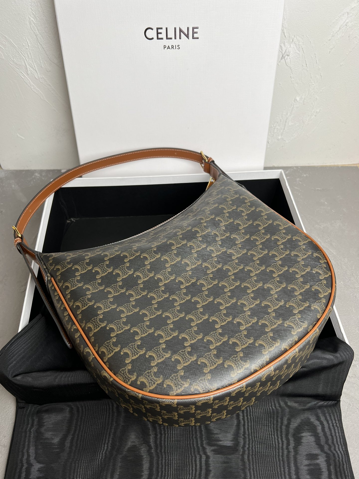 A貨名牌包Celine賽琳 HELOISE CUIR TRIOMPHE 柔軟牛皮革手袋單肩包標誌印花