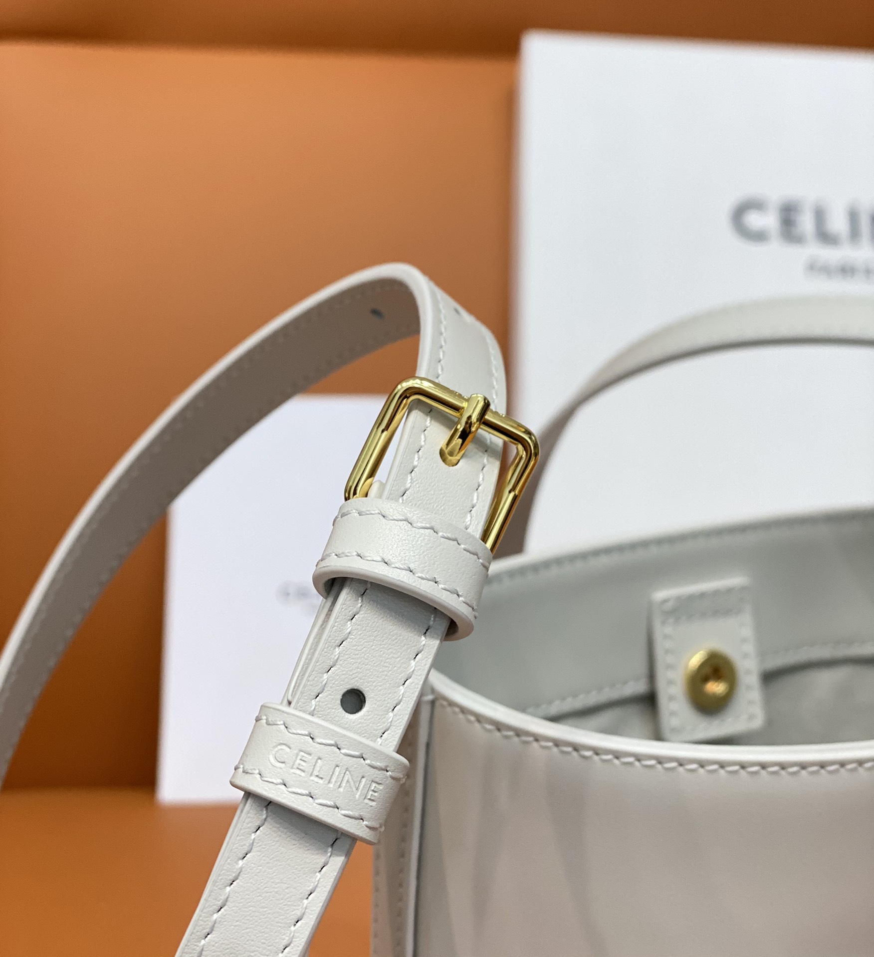 原單復刻Celine賽琳包 CUIR TRIOMPHE 牛皮水桶包小型BUCKET手袋 白色