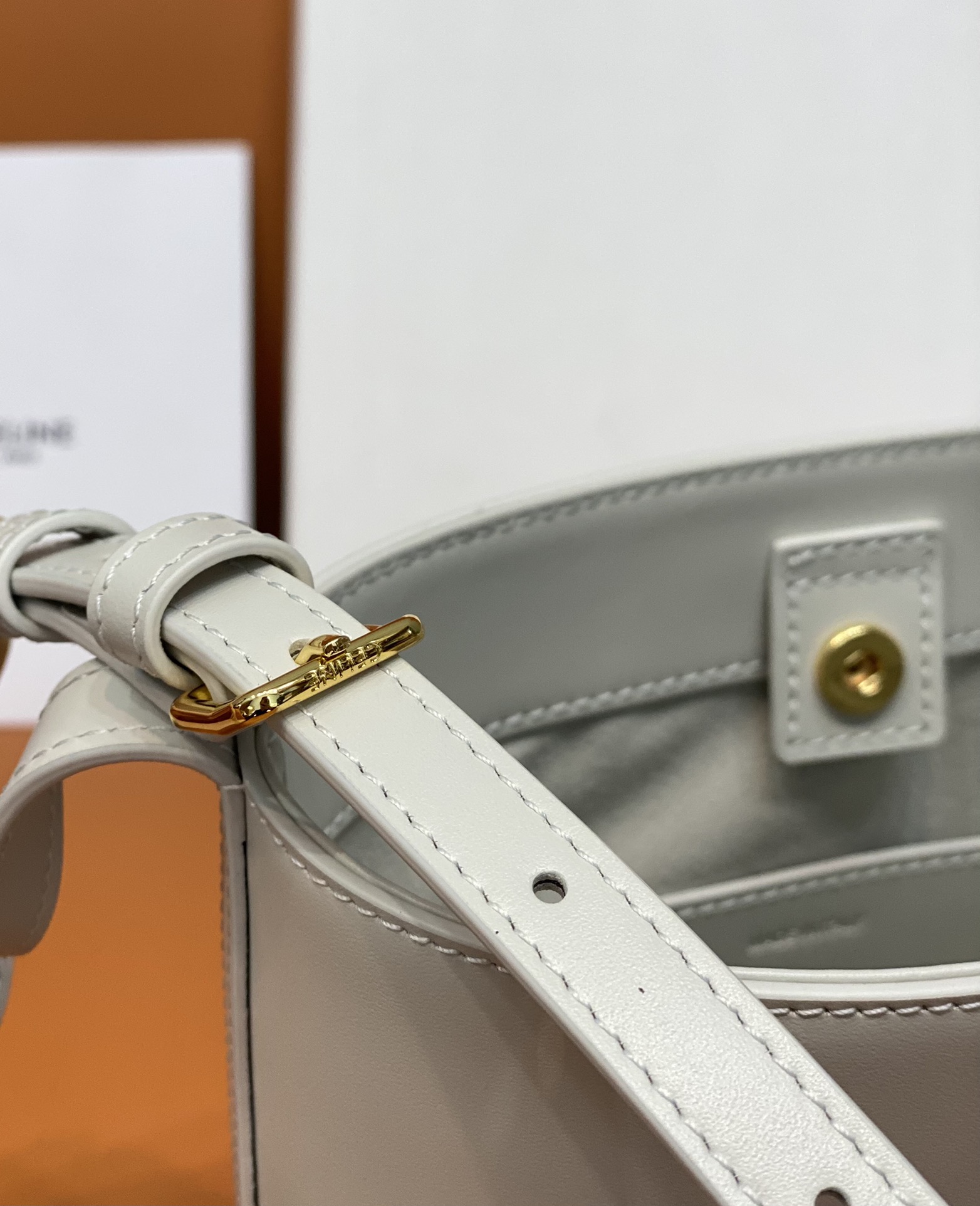 原單復刻Celine賽琳包 CUIR TRIOMPHE 牛皮水桶包小型BUCKET手袋 白色