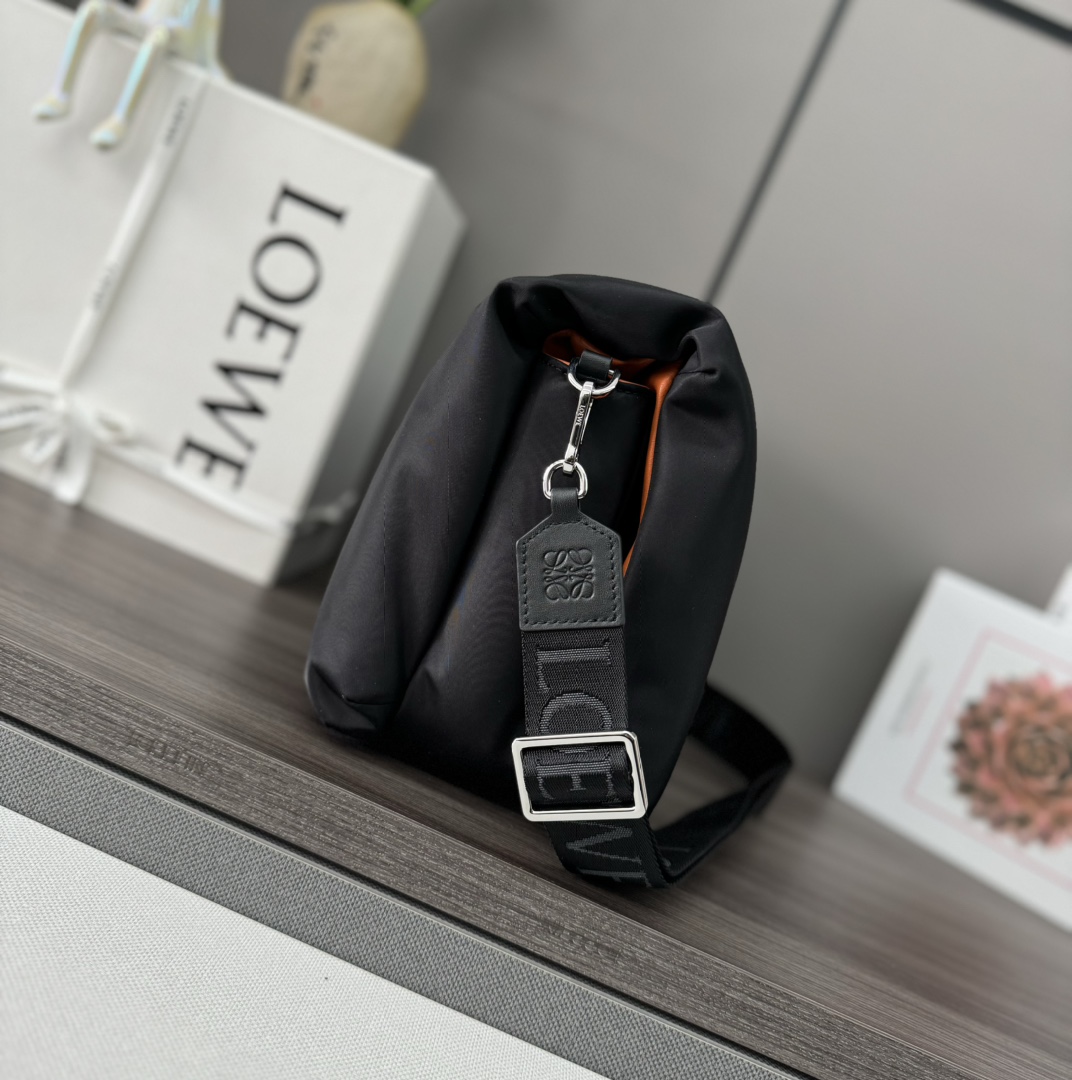 loewe羅意威頂級高仿復刻原單A貨包 單肩包尼龍Puffer Goya郵差包黑色