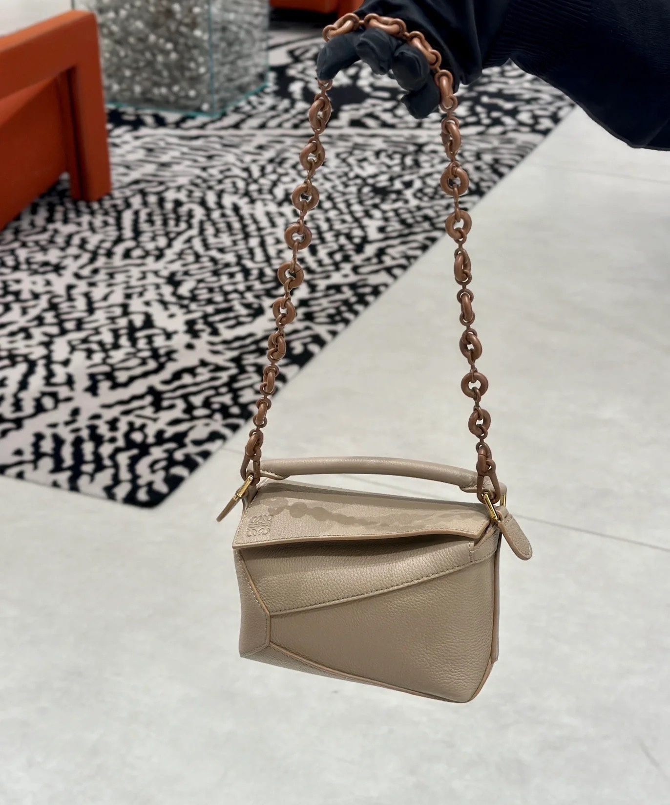 loewe羅意威高仿超A貨複刻柔軟粒面牛皮革Puzzle Edge手袋 沙色/荔紋 