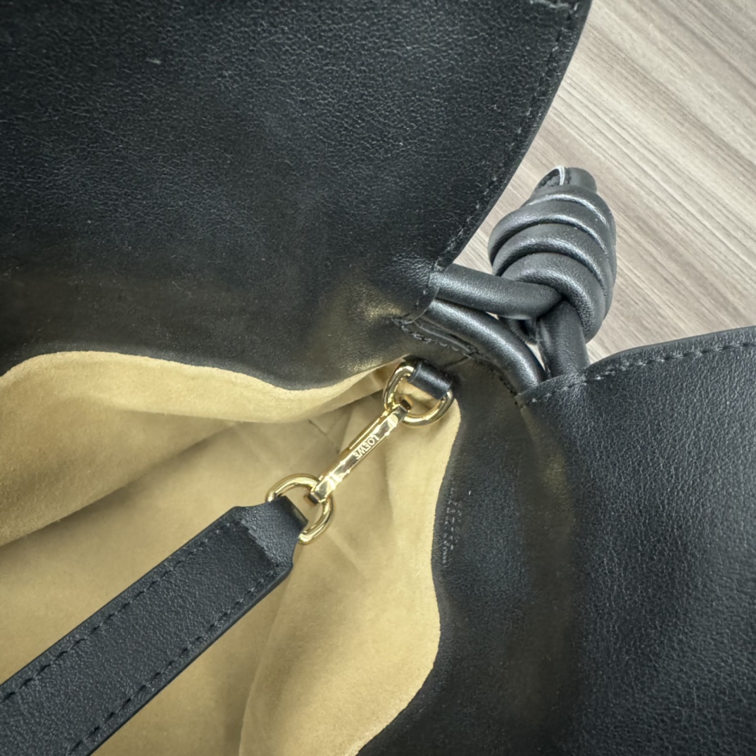 loewe羅意威原單高仿複刻包包 納帕牛皮革Flamenco 福袋手拿包大號黑色