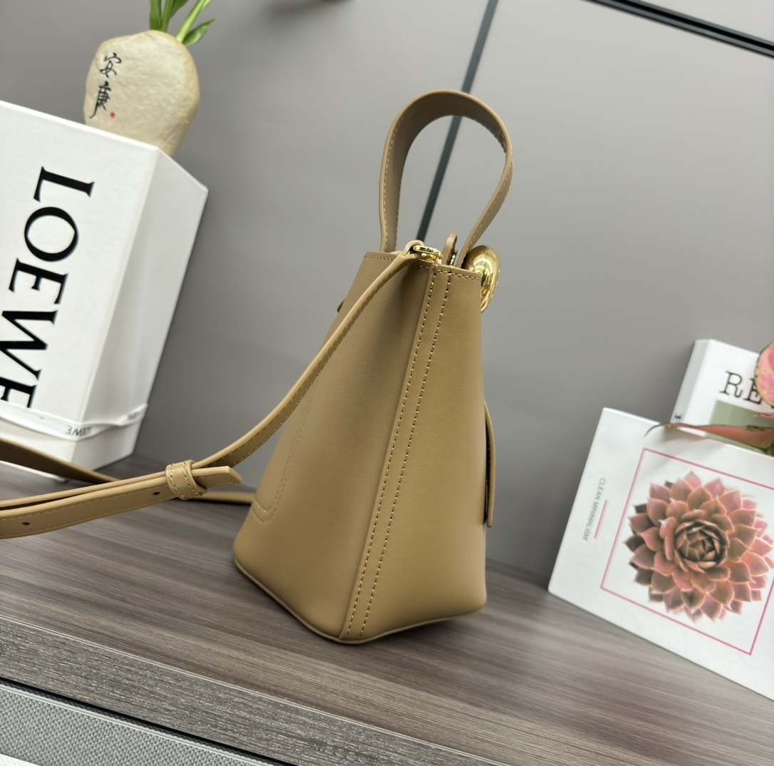 loewe羅意威高仿複刻包包 mini柔軟牛皮革Pebble Bucket水桶包橡木棕