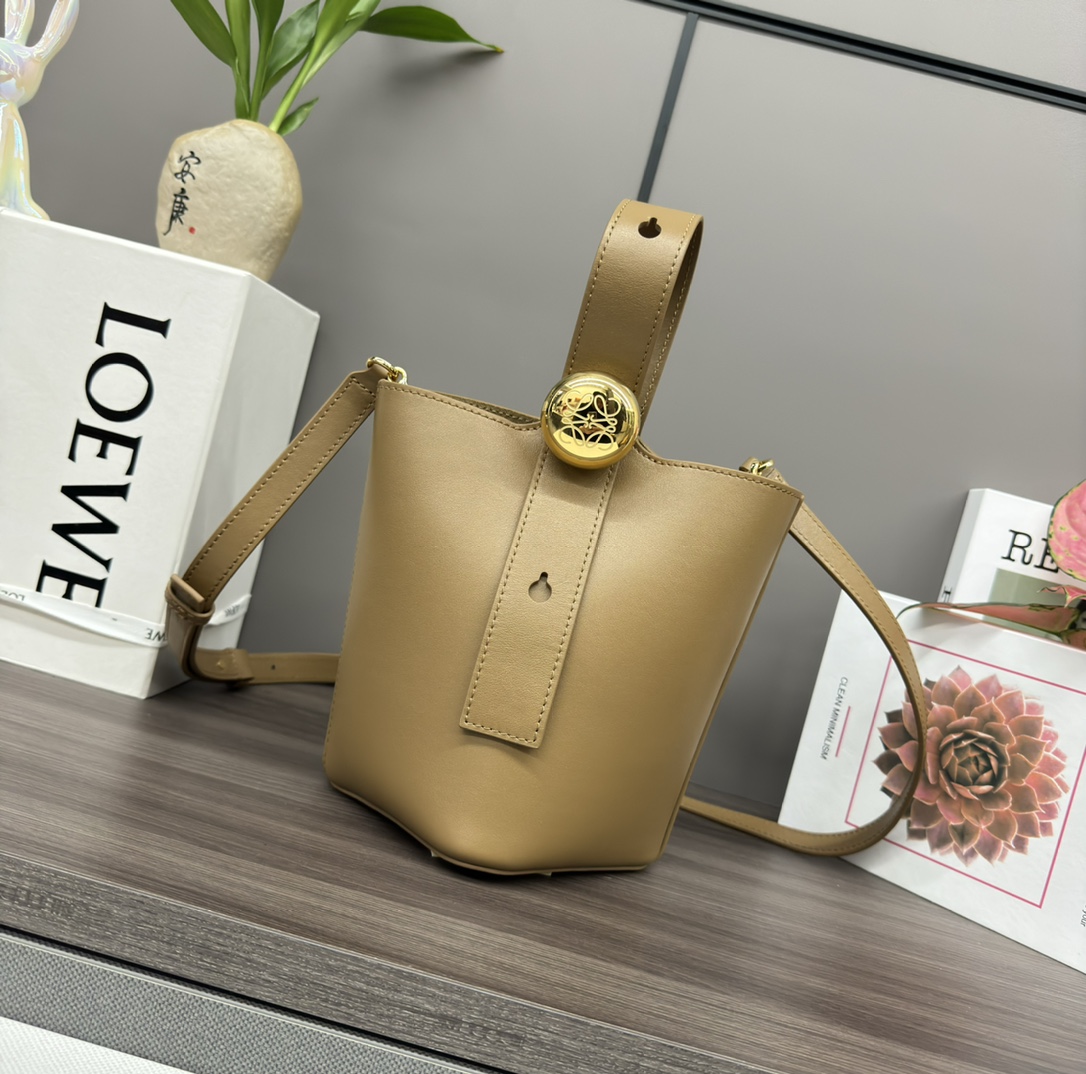 loewe羅意威高仿複刻包包 mini柔軟牛皮革Pebble Bucket水桶包橡木棕