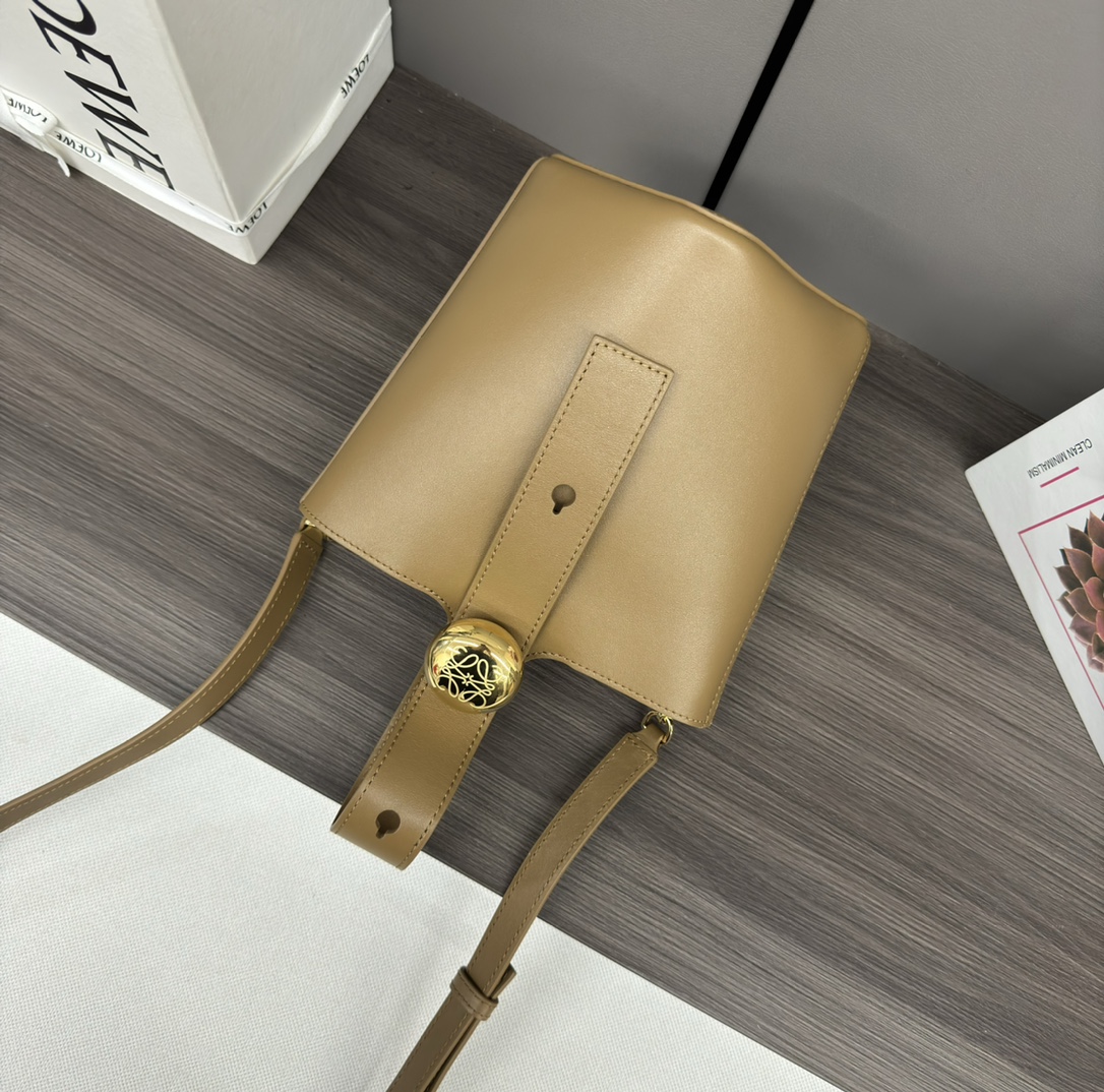 loewe羅意威高仿複刻包包 mini柔軟牛皮革Pebble Bucket水桶包橡木棕