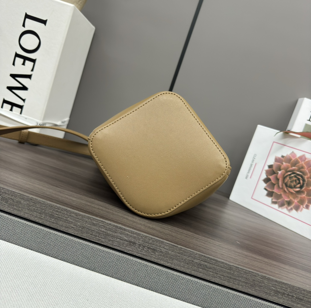 loewe羅意威高仿複刻包包 mini柔軟牛皮革Pebble Bucket水桶包橡木棕