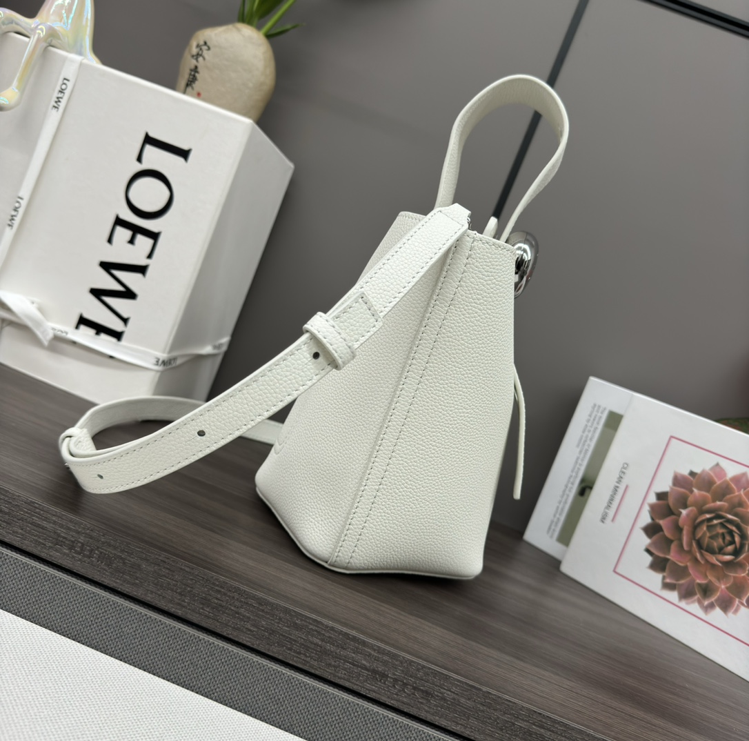 loewe羅意威高仿複刻包包 mini柔軟牛皮革Pebble Bucket水桶包 米白荔紋