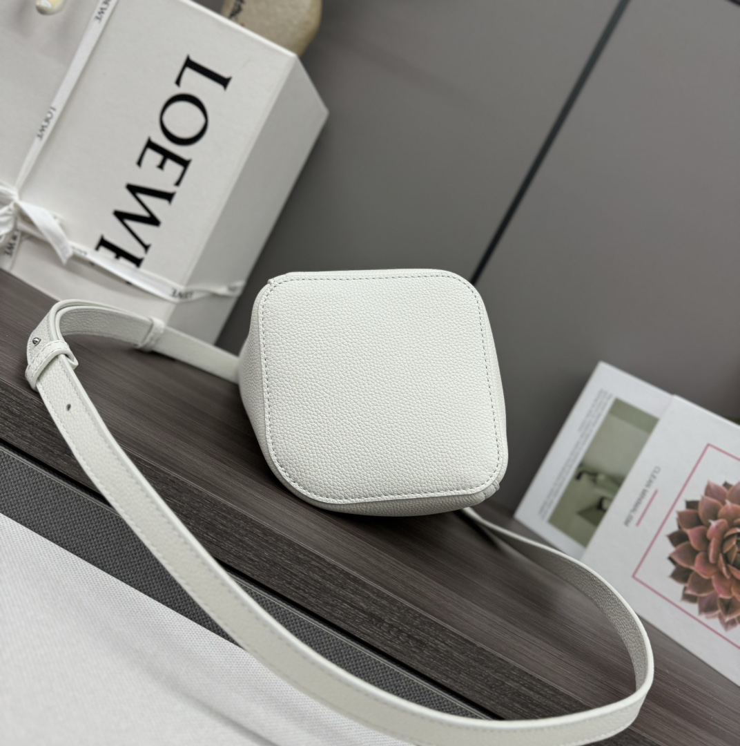 loewe羅意威高仿複刻包包 mini柔軟牛皮革Pebble Bucket水桶包 米白荔紋