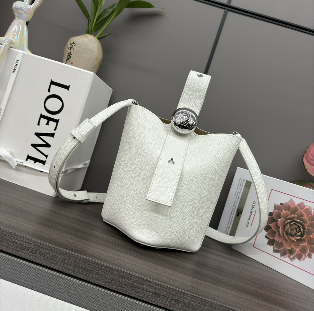 loewe羅意威高仿複刻包包 mini柔軟牛皮革Pebble Bucket水桶包 米白荔紋