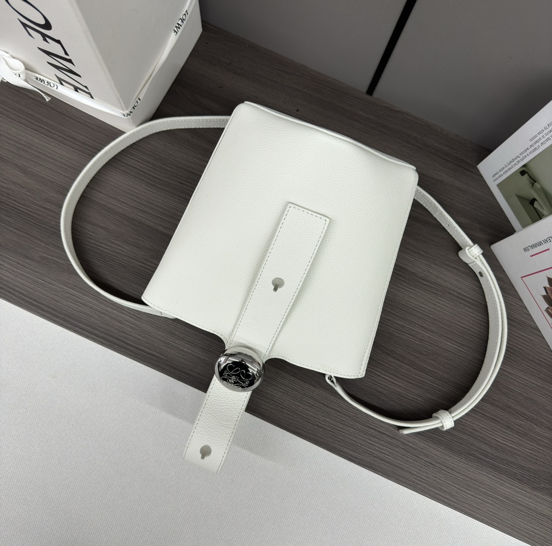 loewe羅意威高仿複刻包包 mini柔軟牛皮革Pebble Bucket水桶包 米白荔紋