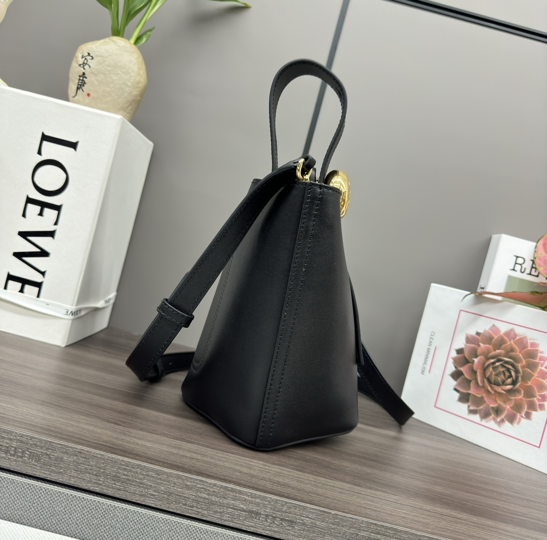 loewe羅意威高仿複刻包包 mini柔軟牛皮革Pebble Bucket水桶包黑色平紋