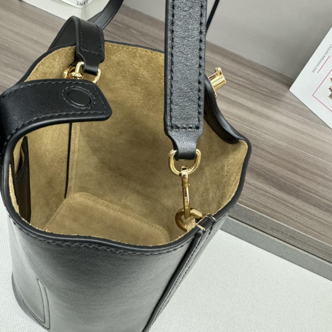loewe羅意威高仿複刻包包 mini柔軟牛皮革Pebble Bucket水桶包黑色平紋