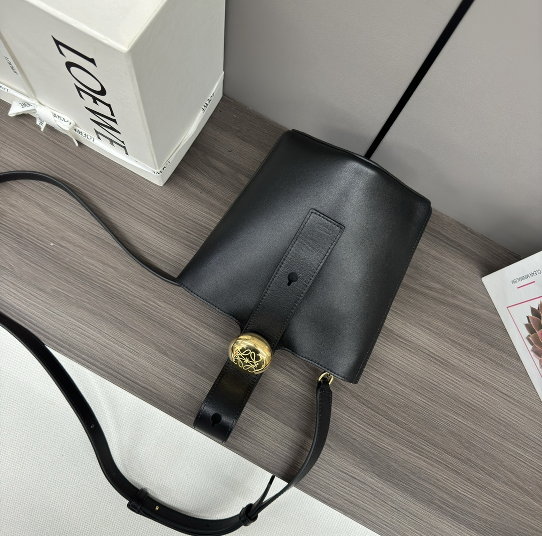 loewe羅意威高仿複刻包包 mini柔軟牛皮革Pebble Bucket水桶包黑色平紋