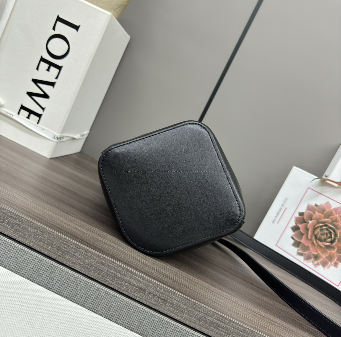 loewe羅意威高仿複刻包包 mini柔軟牛皮革Pebble Bucket水桶包黑色平紋