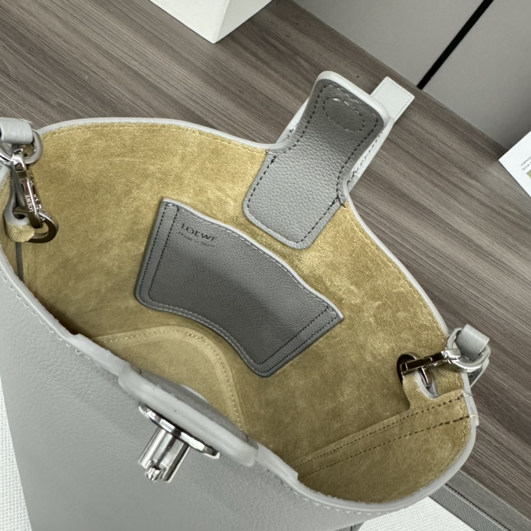 loewe羅意威高仿複刻包包 mini柔軟牛皮革Pebble Bucket水桶包瀝青灰/荔