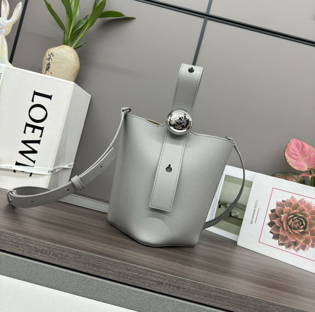 loewe羅意威高仿複刻包包 mini柔軟牛皮革Pebble Bucket水桶包瀝青灰/荔