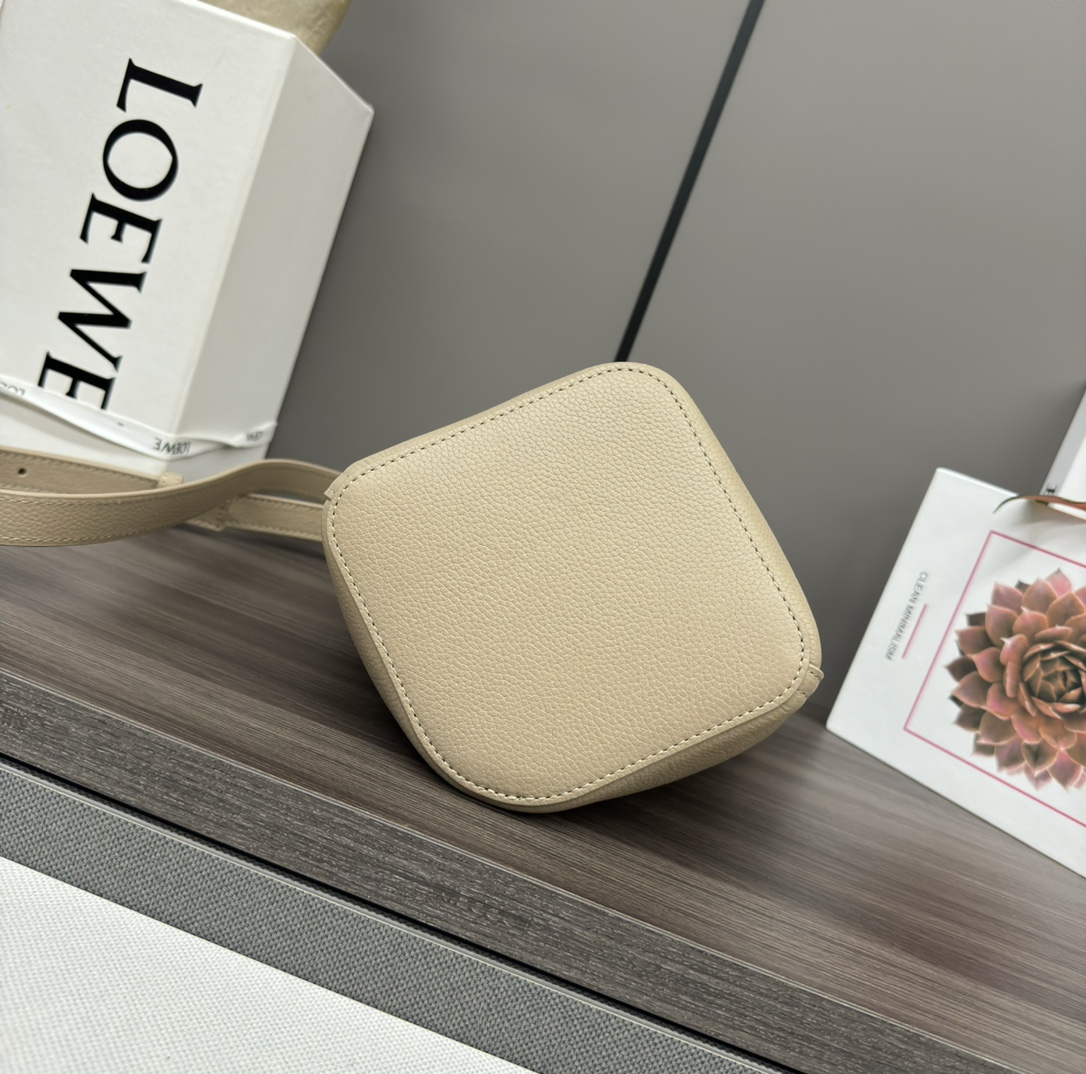 loewe羅意威高仿複刻包包 mini柔軟牛皮革Pebble Bucket水桶包沙色荔紋