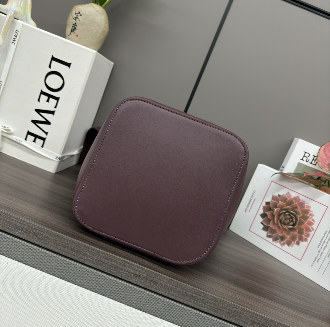 loewe羅意威高仿複刻包包 中號柔軟牛皮革Pebble Bucket水桶包 艮第紅