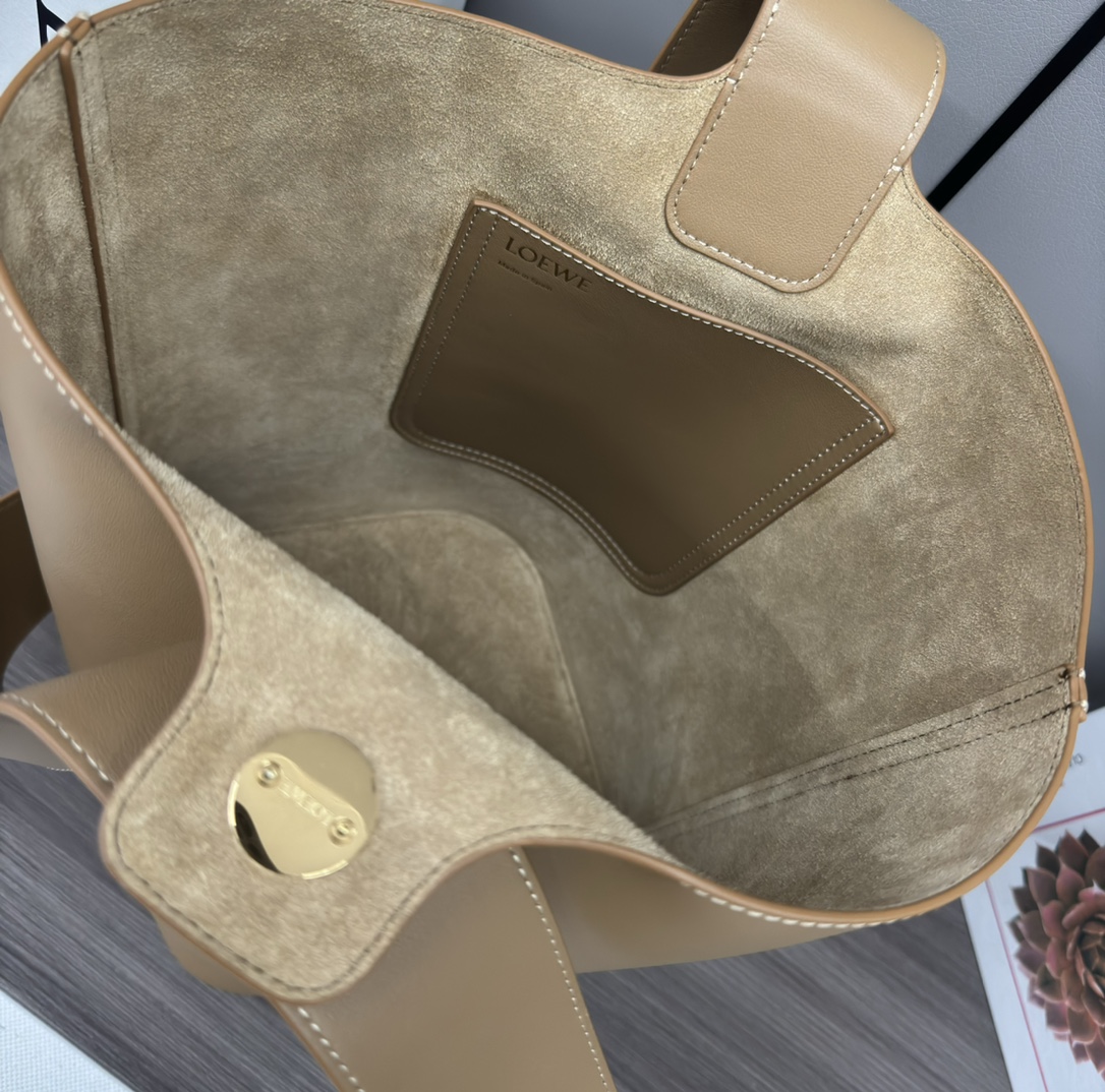 loewe羅意威高仿複刻包包 中號柔軟牛皮革Pebble Bucket水桶包橡木棕