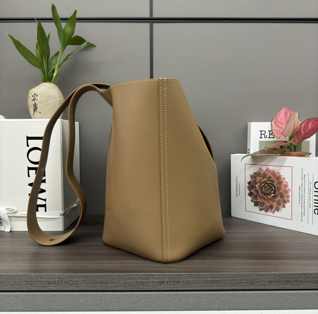 loewe羅意威高仿複刻包包 中號柔軟牛皮革Pebble Bucket水桶包橡木棕
