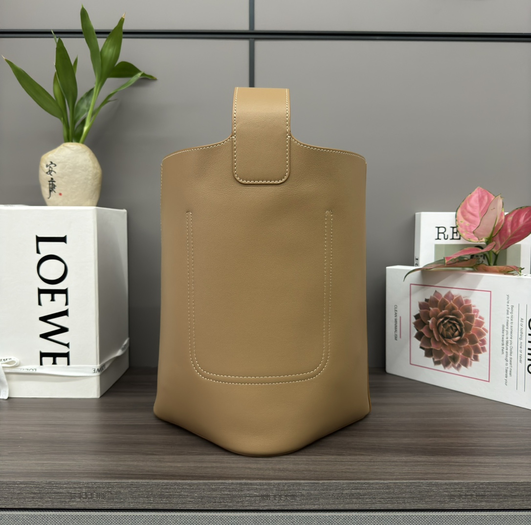 loewe羅意威高仿複刻包包 中號柔軟牛皮革Pebble Bucket水桶包橡木棕