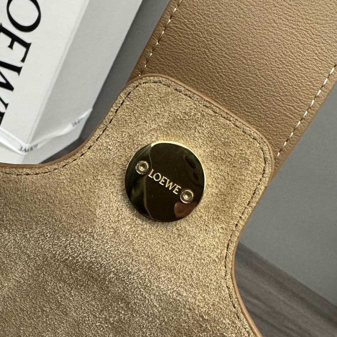 loewe羅意威高仿複刻包包 中號柔軟牛皮革Pebble Bucket水桶包橡木棕