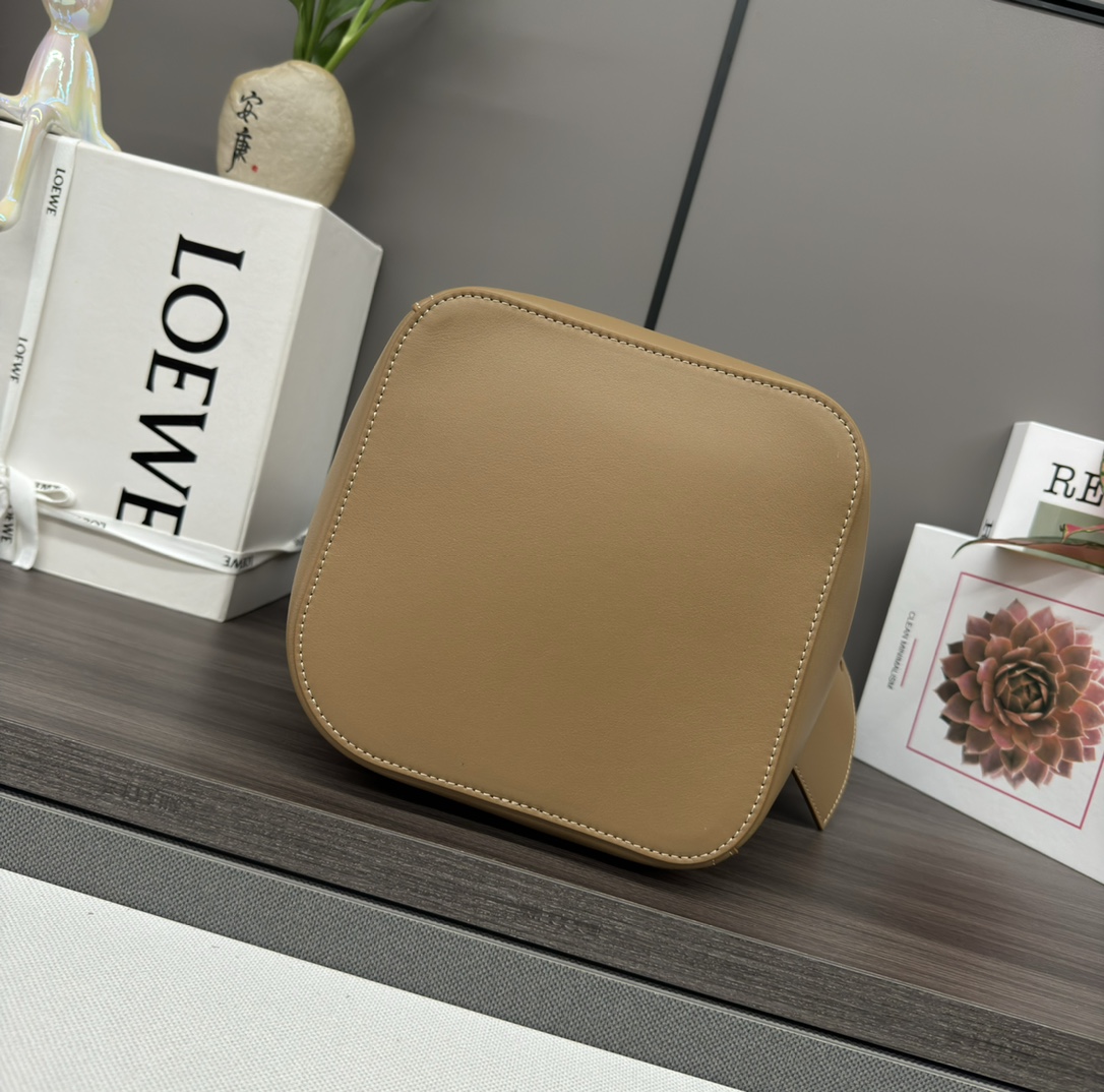 loewe羅意威高仿複刻包包 中號柔軟牛皮革Pebble Bucket水桶包橡木棕
