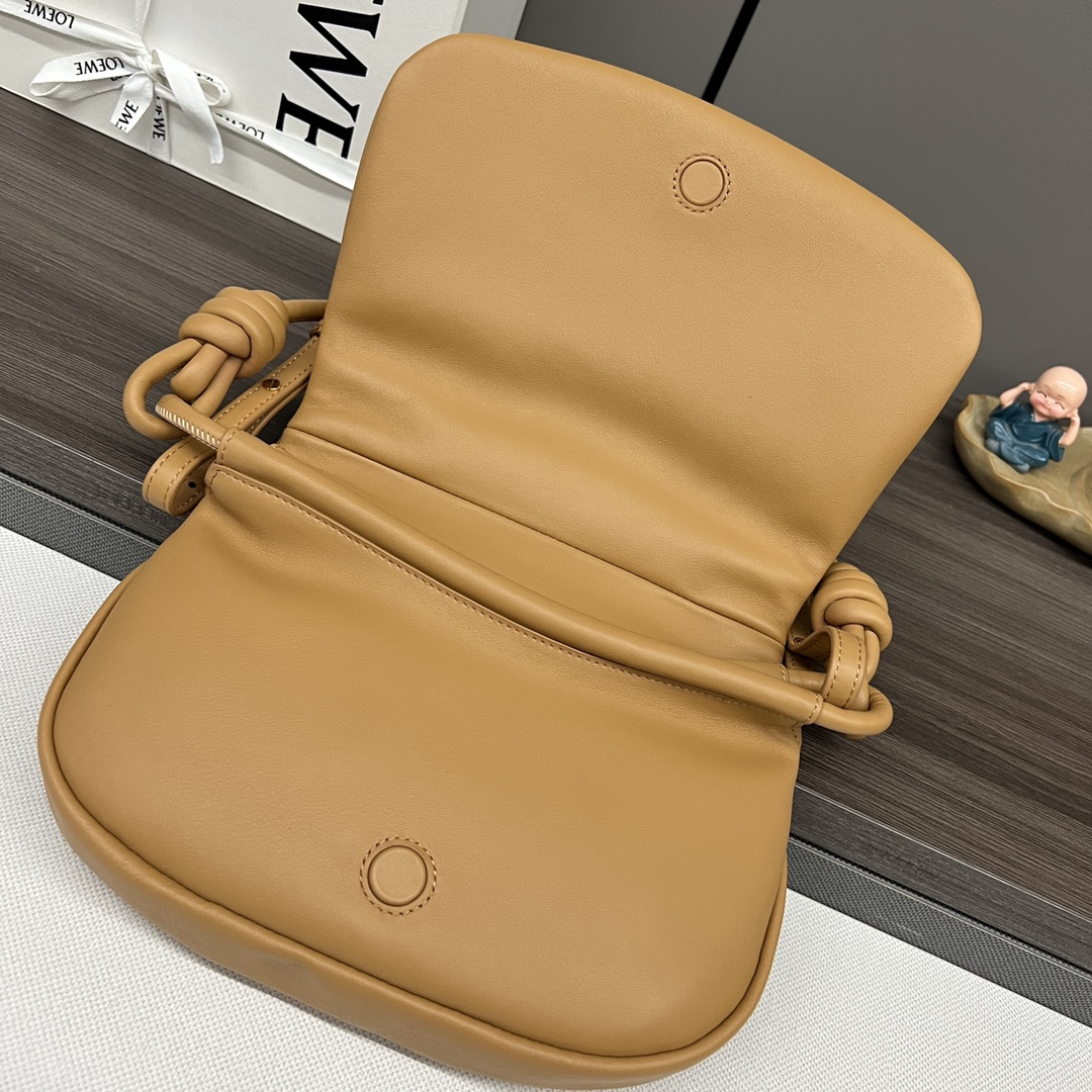 loewe羅意威精仿超A貨包包 新款 闪亮纳帕牛皮革Paseo包 暖沙黄色