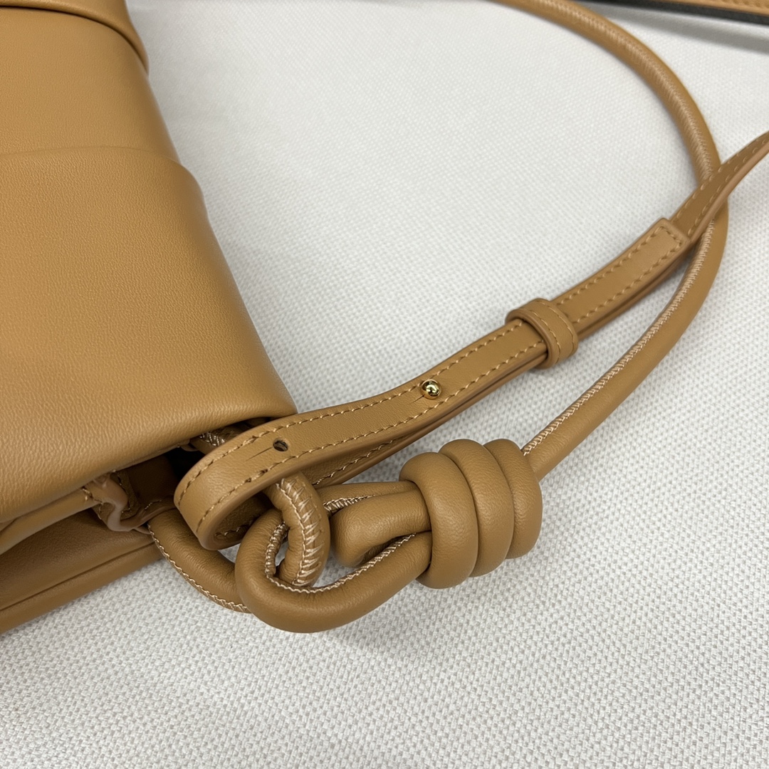 loewe羅意威精仿超A貨包包 新款 闪亮纳帕牛皮革Paseo包 暖沙黄色