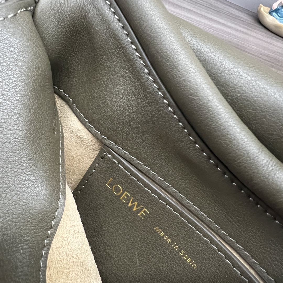 loewe羅意威精仿超A貨包包 新款 闪亮纳帕牛皮革Paseo包 深卡其綠