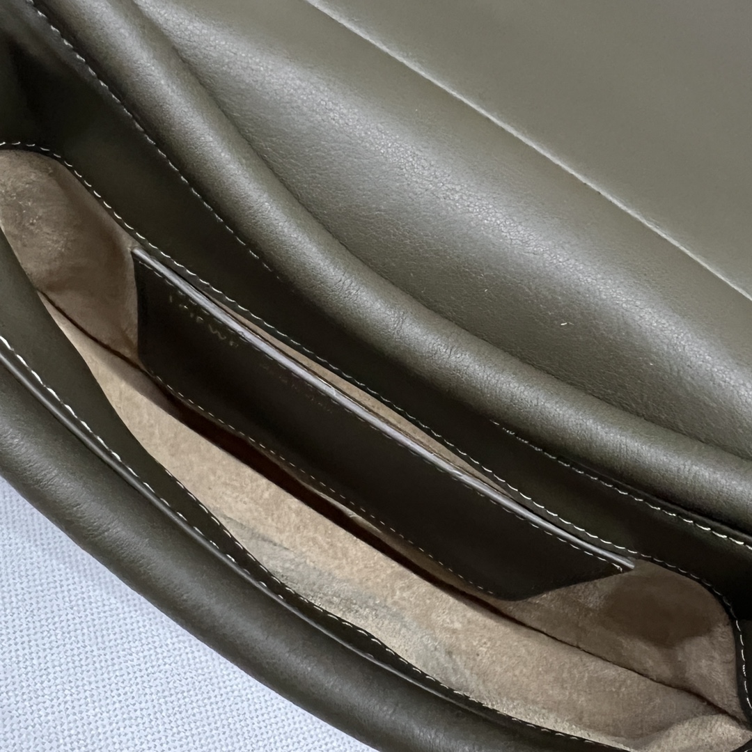 loewe羅意威精仿超A貨包包 新款 闪亮纳帕牛皮革Paseo包 深卡其綠