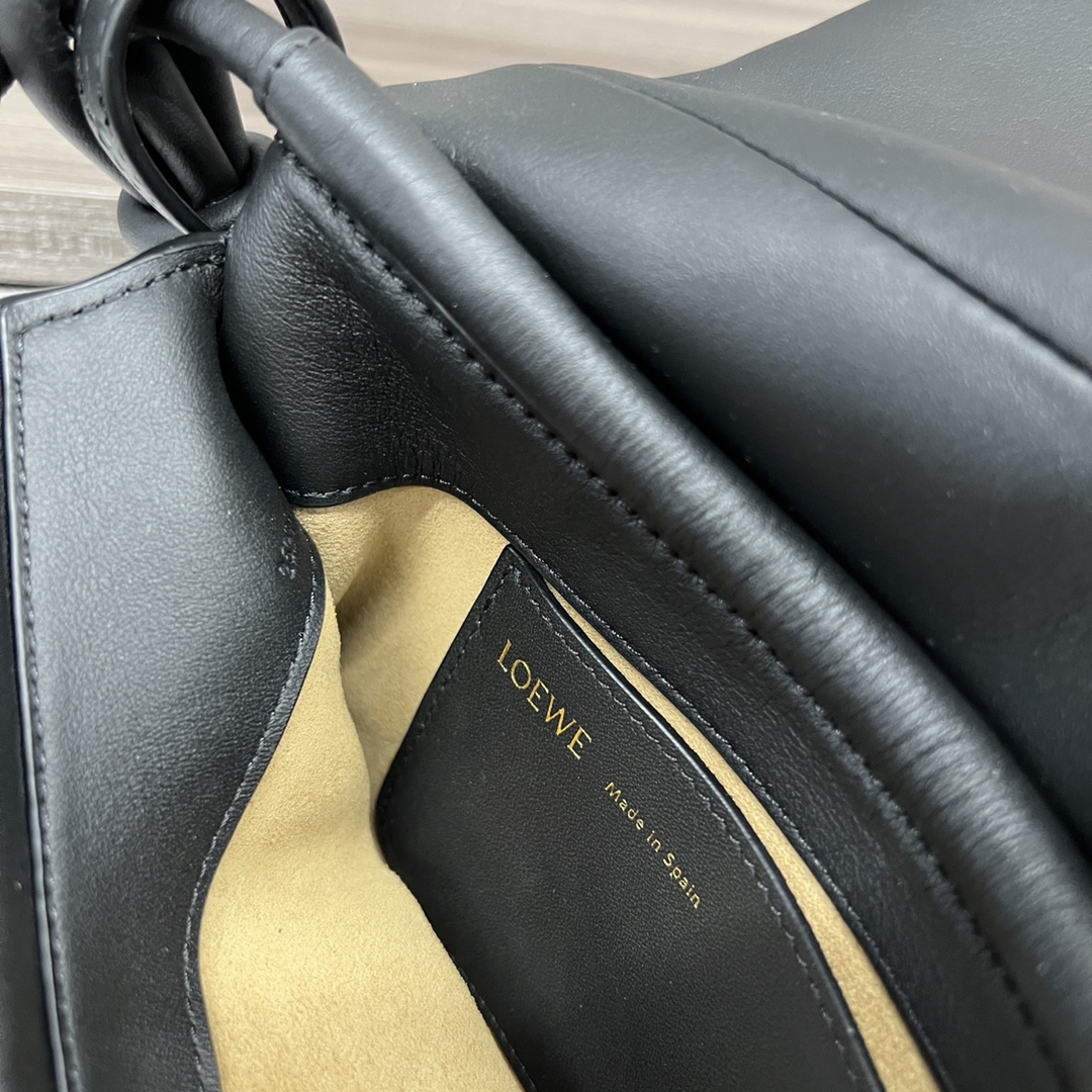 loewe羅意威精仿超A貨包包 新款 闪亮纳帕牛皮革Paseo包 黑色