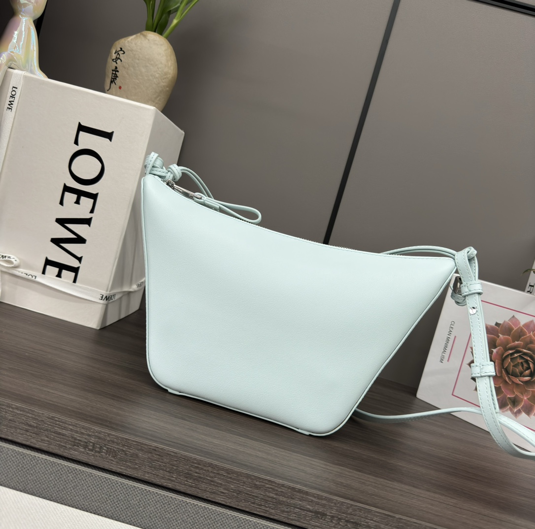 loewe羅意威高仿A貨包包 經典牛皮革Hammock hobo手袋 冰山藍