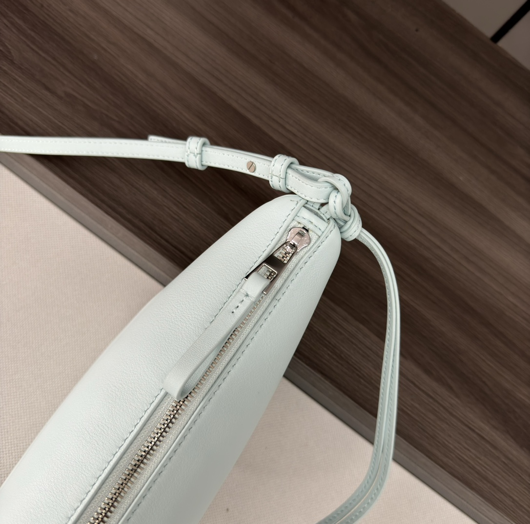 loewe羅意威高仿A貨包包 經典牛皮革Hammock hobo手袋 冰山藍