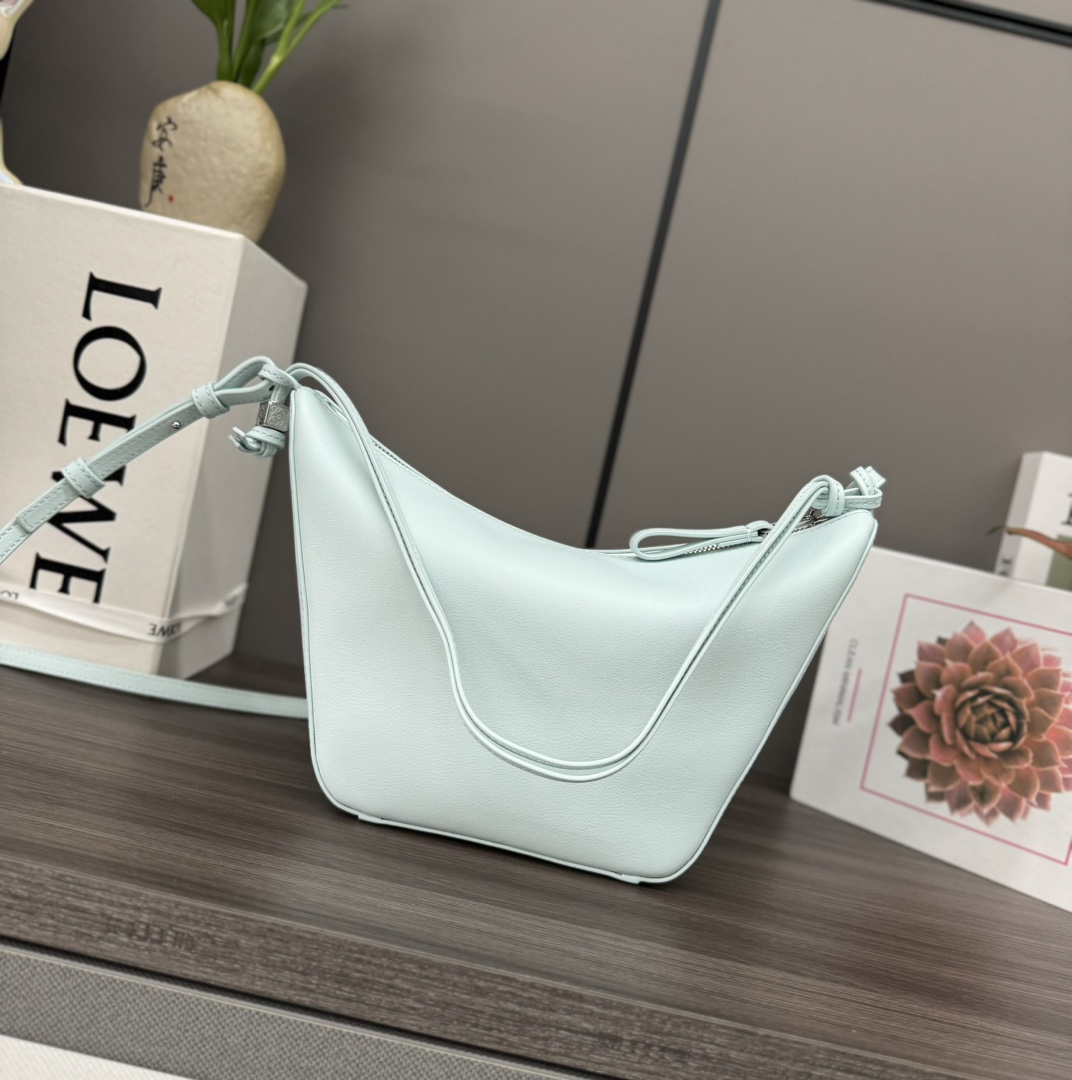 loewe羅意威高仿A貨包包 經典牛皮革Hammock hobo手袋 冰山藍