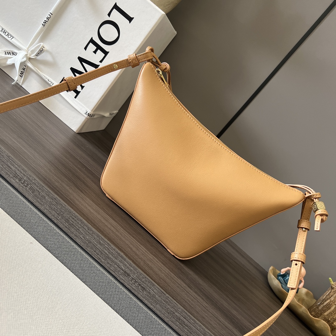 loewe羅意威高仿A貨包包 經典牛皮革Hammock hobo手袋 暖沙色