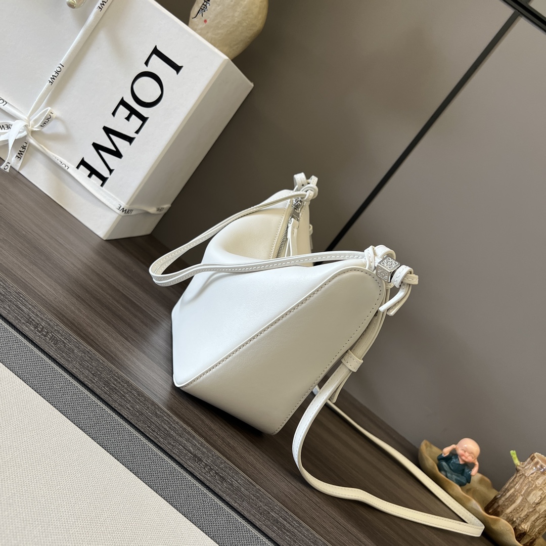 loewe羅意威高仿A貨包包 經典牛皮革Hammock hobo手袋 柔白色