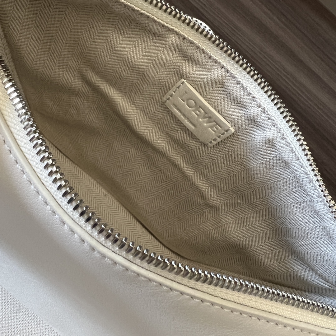 loewe羅意威高仿A貨包包 經典牛皮革Hammock hobo手袋 柔白色